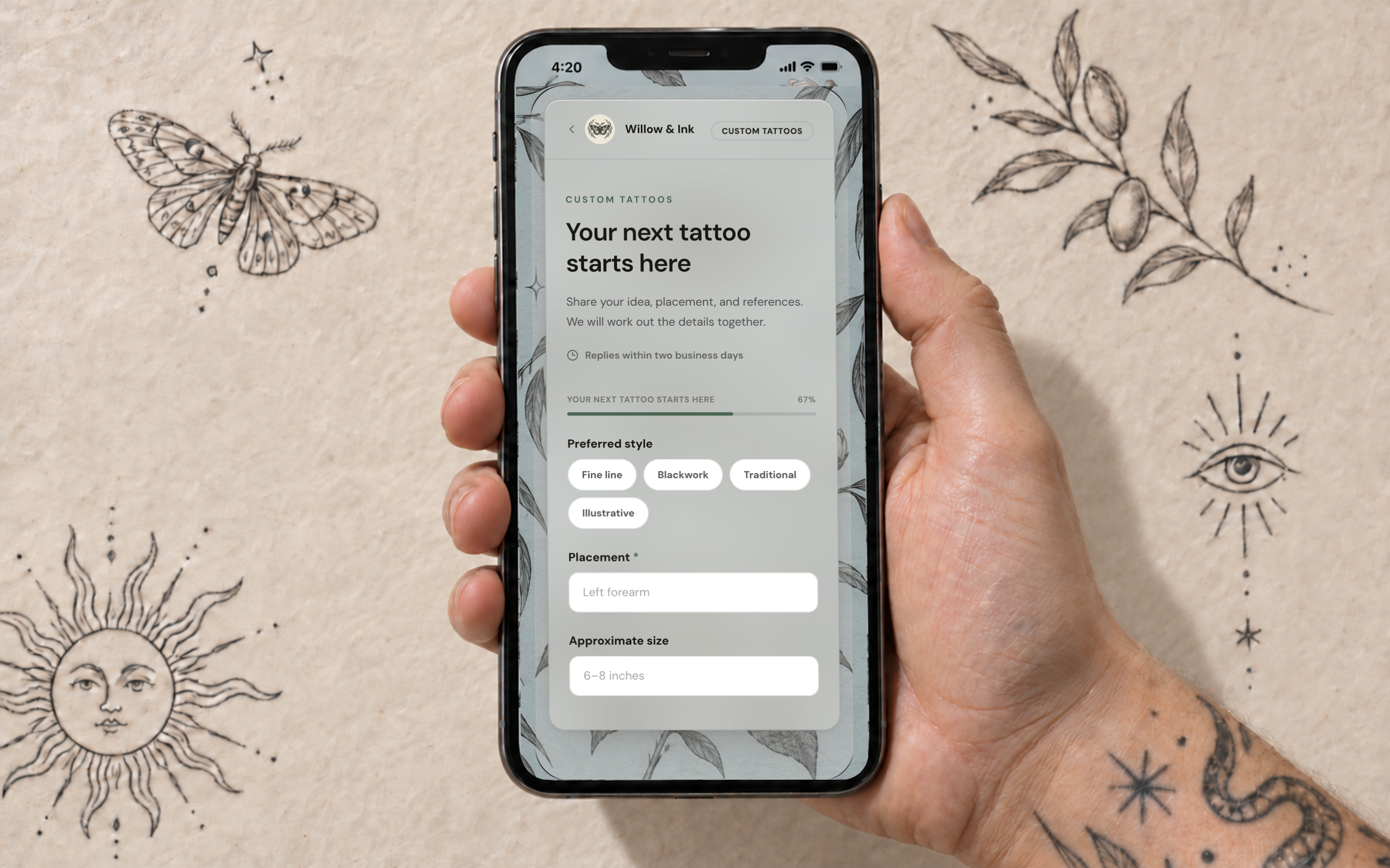 タトゥーのある手が持つスマートフォンに、Willow & Inkの英語の相談フォームが表示され、スタイルの選択肢、部位、サイズの項目が見える